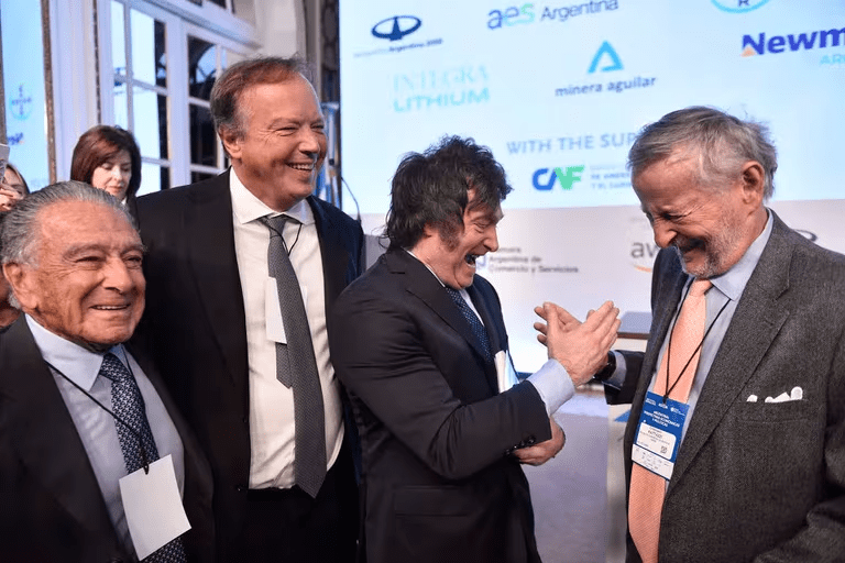 Javier Milei junto a Eduardo Eurnekian, Juan Nápoli y Cristiano Rattazzi, en la edición del año pasado del Council de las Américas. 