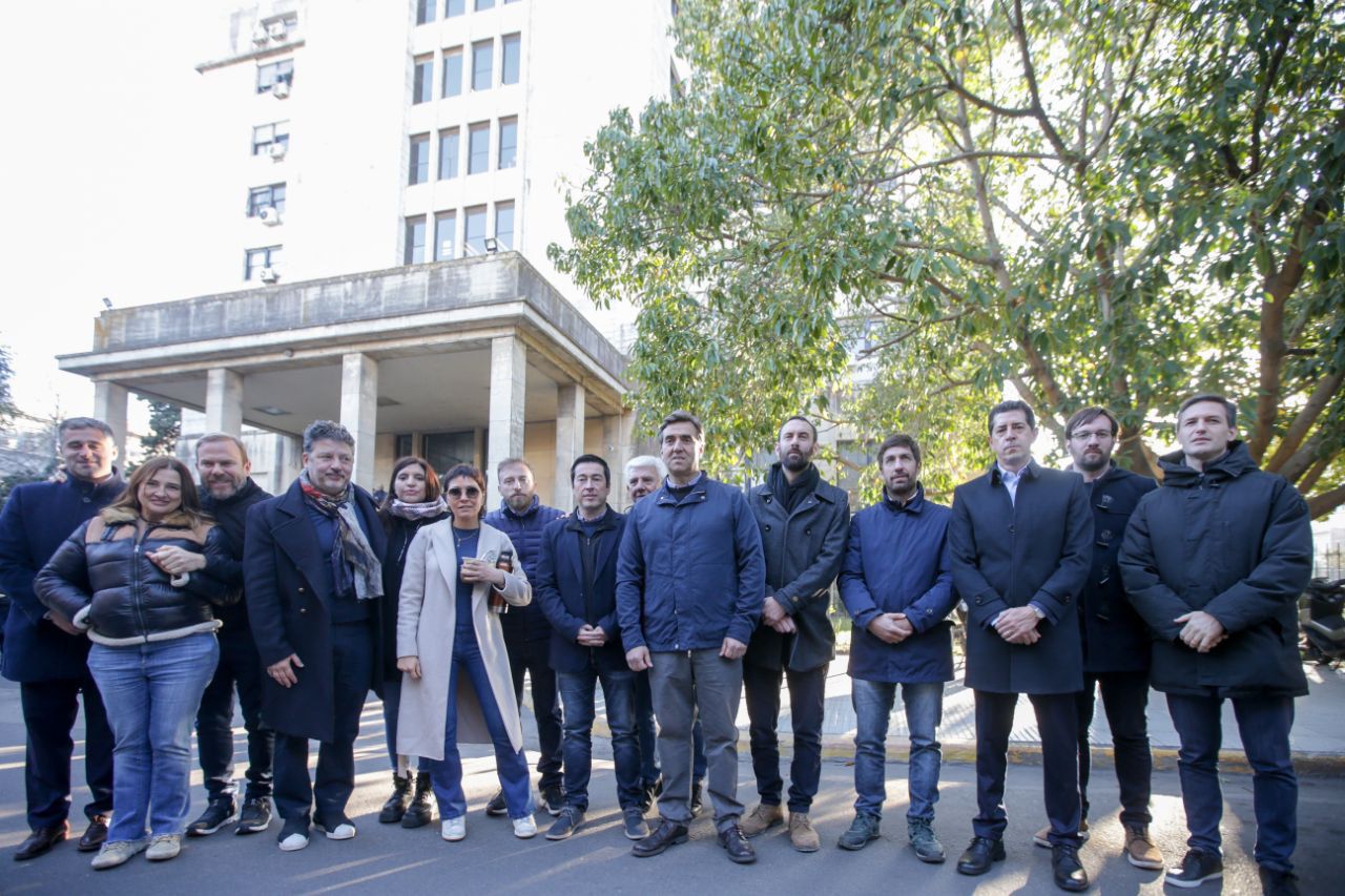 Autoridades del Ejecutivo bonaerense e intendentes se acercaron a Comodoro Py para respaldar a Cristina Kirchner durante su declaración.