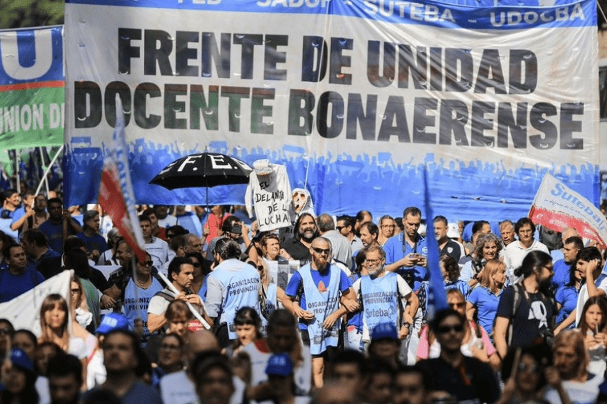 Docentes bonaerenses, este miércoles, marchan al Congreso de la Nación en medio del debate por la “esencialidad” de la educación.
