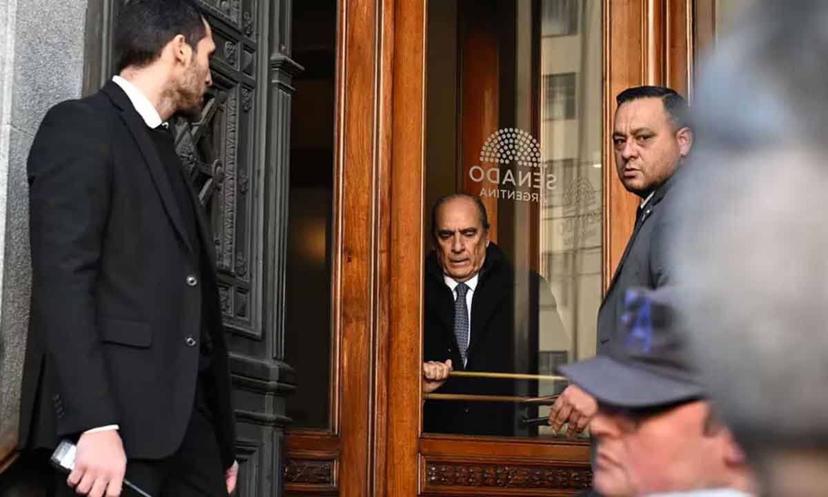 El jefe de Gabinete, Guillermo Francos, junto al presidente del Rotary Club de Buenos Aires, Jorge González Zuelgaray
