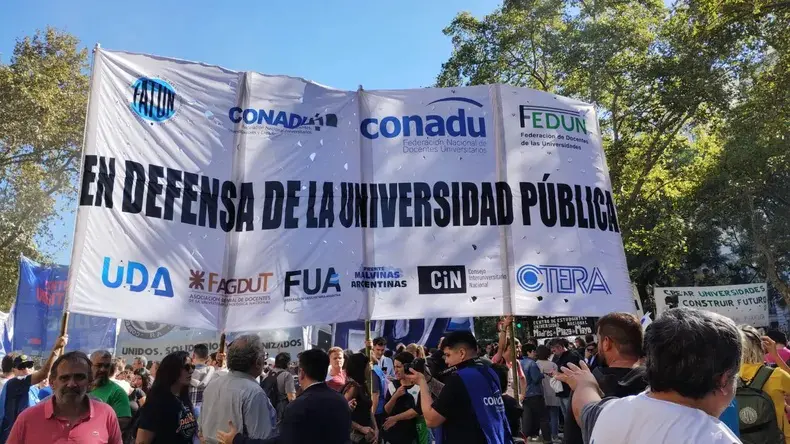 Docentes y no docentes realizan un paro universitario de 72 horas en todo el país.
