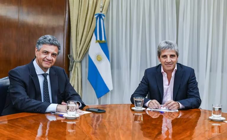 Jorge Macri, jefe de Gobierno de la Ciudad de Buenos Aires, y Luis Caputo, ministro de Economía de la Nación.