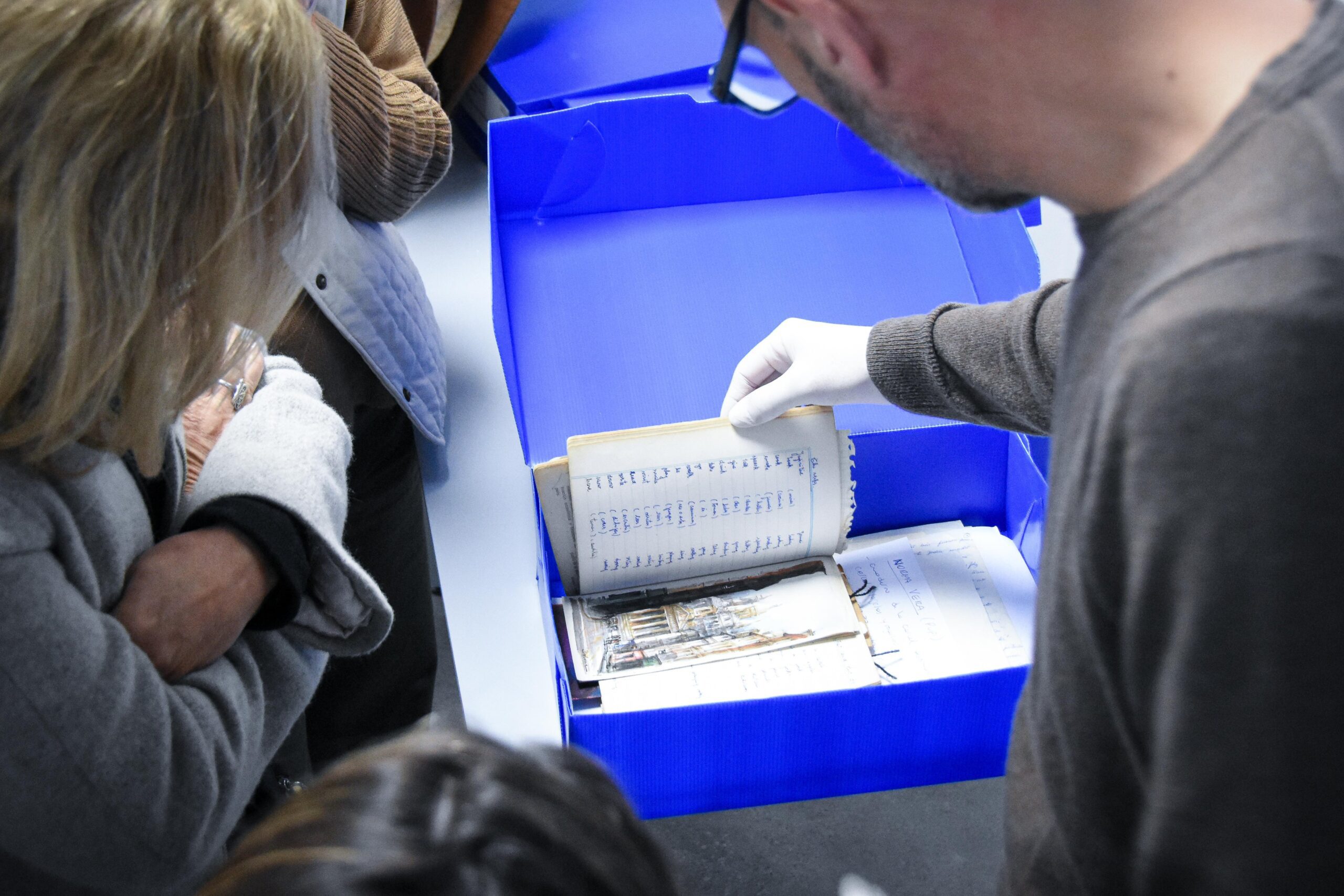 Durante la visita, las senadoras vieron el trabajo que se realiza en el Archivo Provincial por la Memoria.