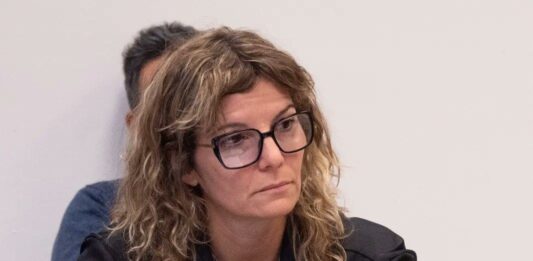 La diputada Natalia Dziakowski presentó un proyecto de ley para prohibir los cigarrillos electrónicos en la provincia de Buenos Aires.