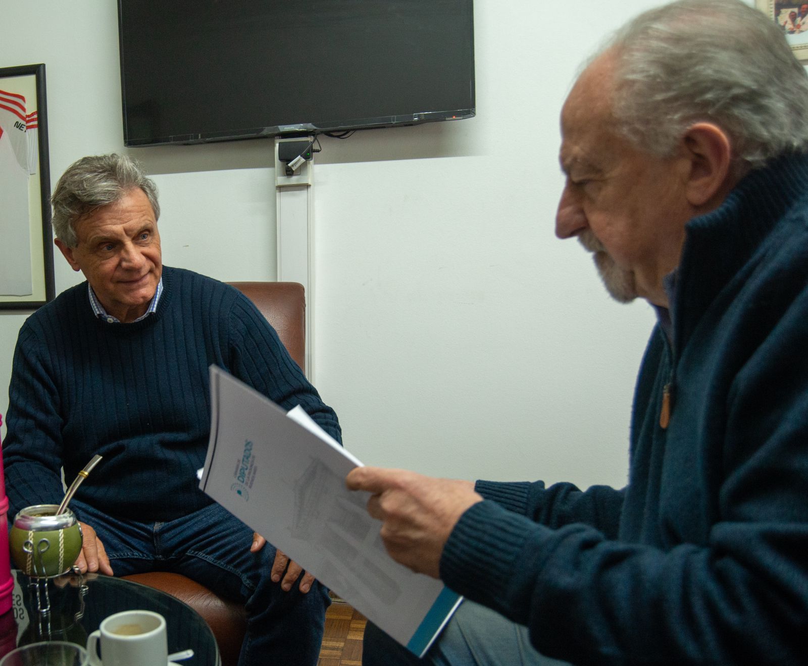 Gustavo Pulti le entregó en mano su proyecto por la soberanía de Malvinas a Hugo Yasky.