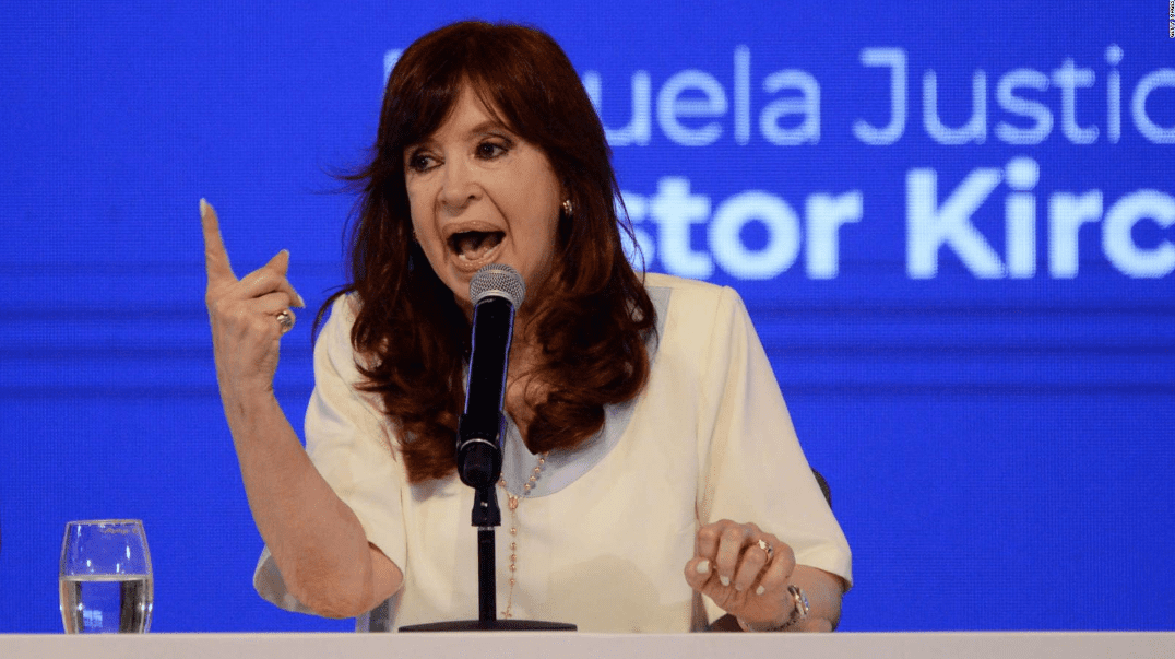 La ex presidenta, Cristina Kirchner se refirió sobre la denuncia de Fabiola Yáñez. “Las fotos delatan los aspectos más sórdidos y oscuros de la condición humana”, afirmó.