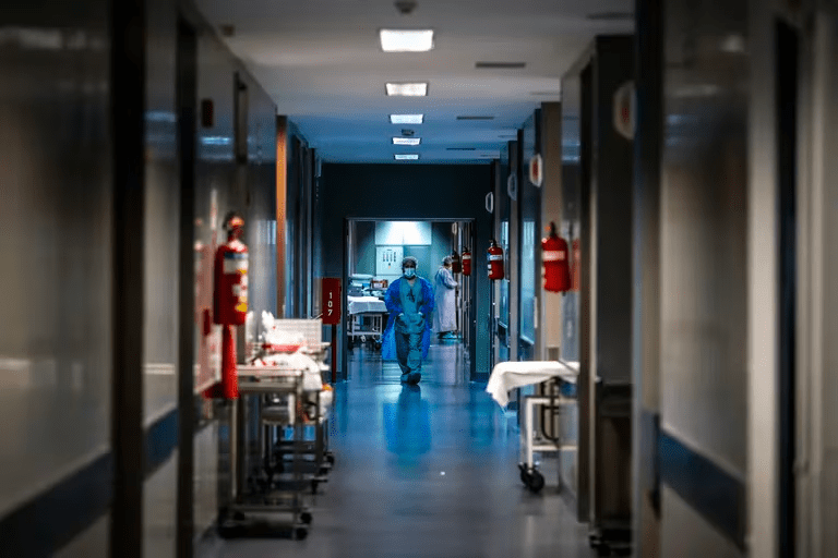 El Ministerio de Salud, a cargo de Mario Russo, evalúa cobrar a extranjeros no residentes la atención médica en hospitales públicos.