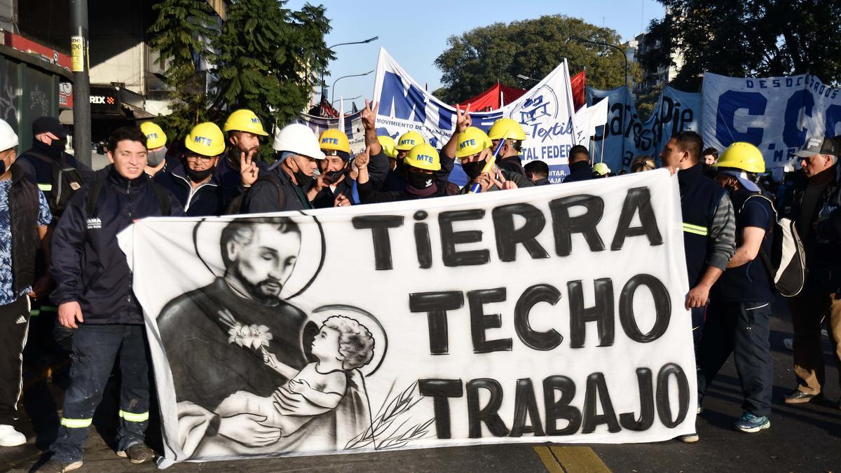 Piqueteros, la CGT y las dos CGT marchan contra el Gobierno de Javier Milei.