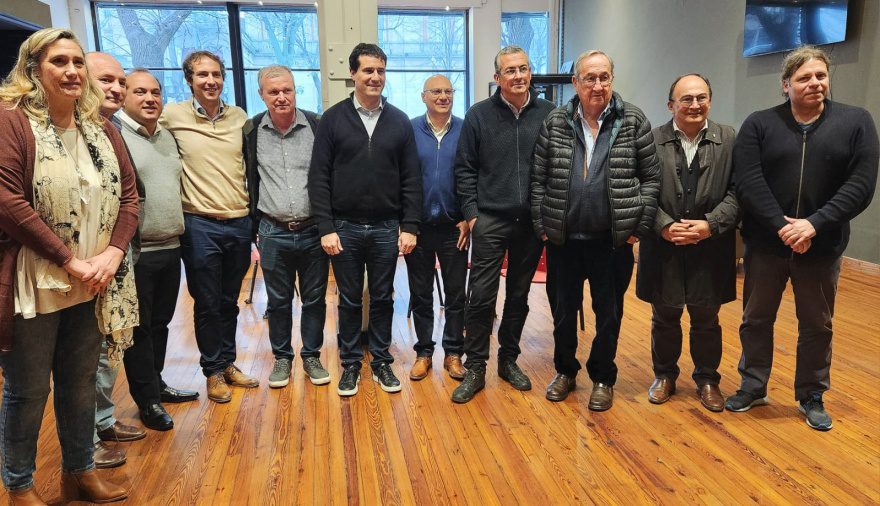 A semanas de las elecciones de la UCR bonaerenses, intendentes radicales le llevaron una lista de reclamos al presidente del Comité Provincia, Maximiliano Abad.