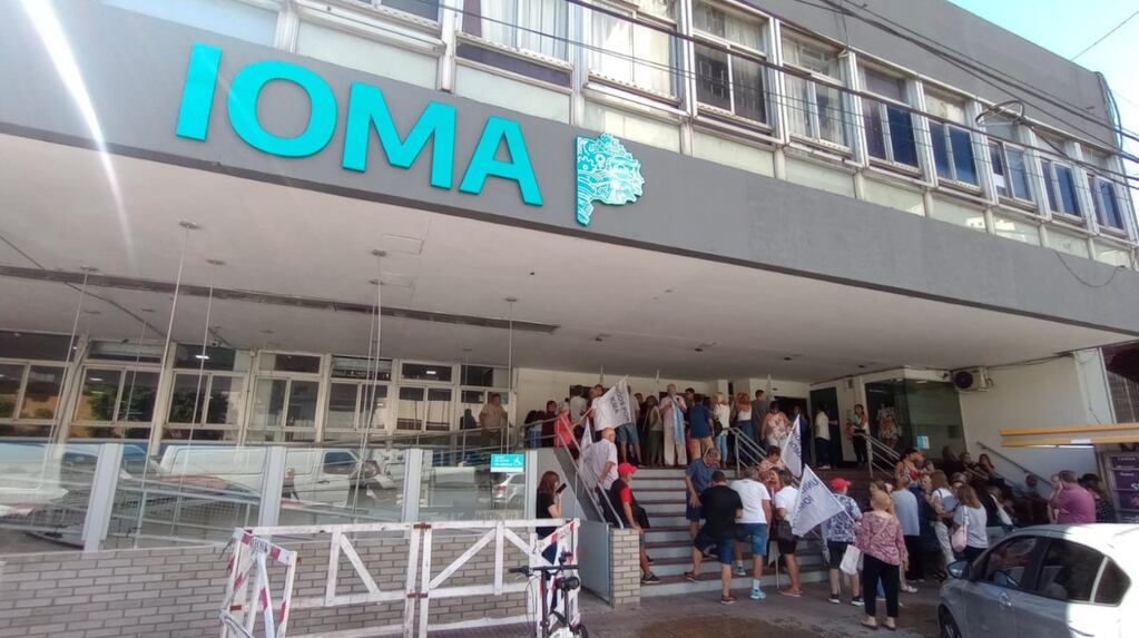 La oposición denunció que la actual gestión de IOMA “deja desamparados a millones de beneficiarios en la Provincia".