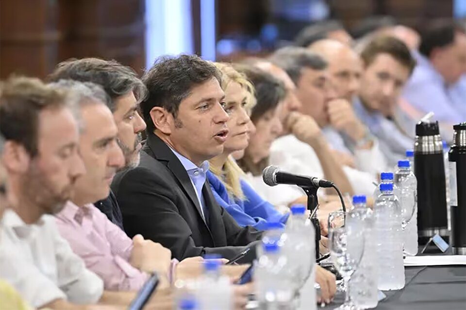 Planta de GNL: Kicillof recibió el espaldarazo de más de 30 intendentes peronistas Tras el golpe que significó la pérdida de la planta de GNL, Kicillof recibió el apoyo de más de 30 intendentes peronistas y delinearon los pasos a seguir.