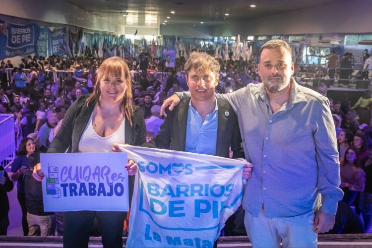 El gobernador Axel Kicillof junto con Daniel Menéndez y Natalia Souto, dos referentes de los movimientos sociales del peronismo.