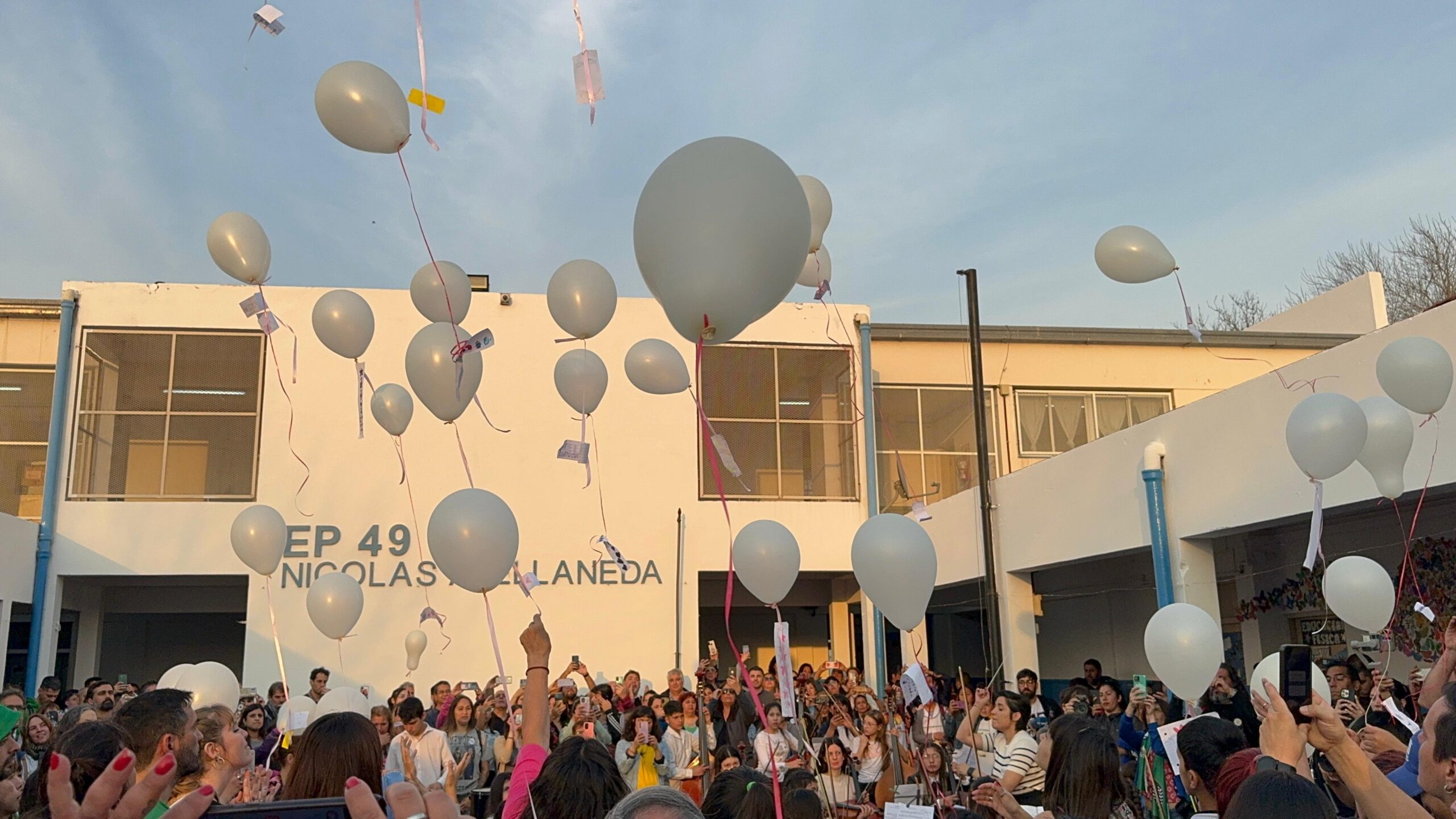 La Escuela N°49 de Moreno realizó una suelta de globos con mensajes emotivos para recordar a Sandra y Rubén.