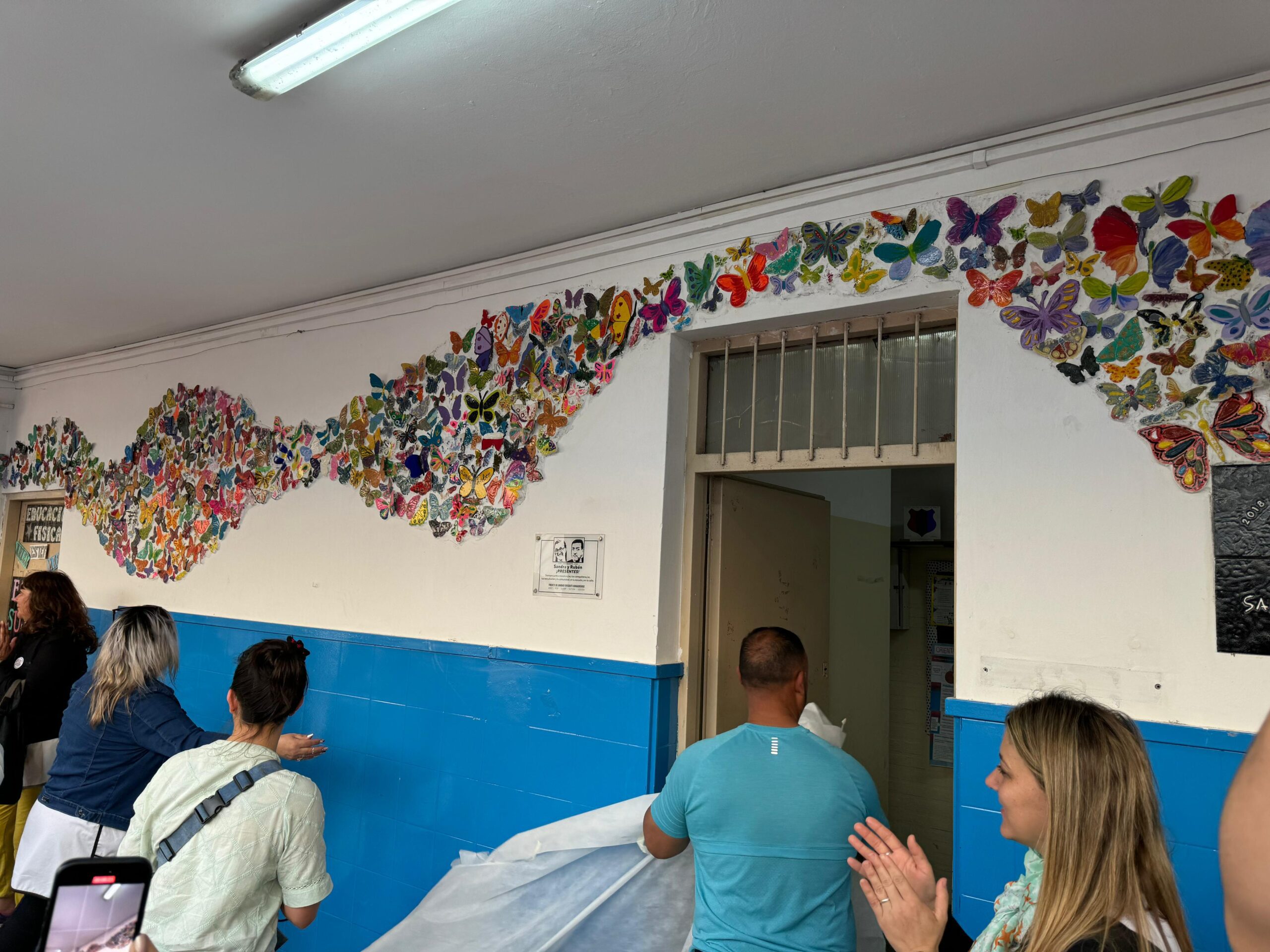 La intervención artística en homenaje a Sandra y Rubén, quedará para siempre en la Escuela N°49 de Moreno.
