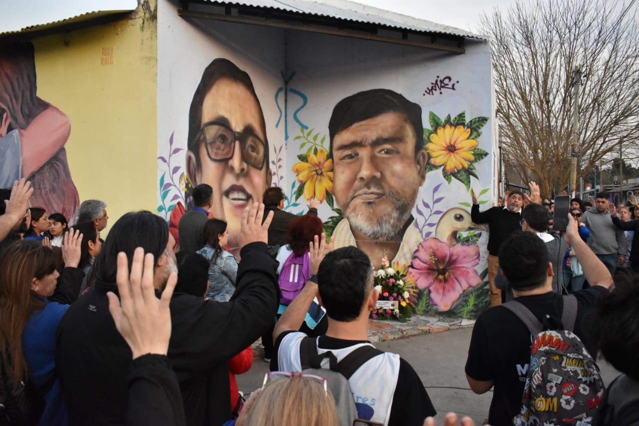 A exactamente seis años de la tragedia de Moreno, que acabó con la vida de Sandra Camalano y Rubén Rodríguez, la Escuela N°49 recordó a su exvicedirectora y a su exauxiliar.