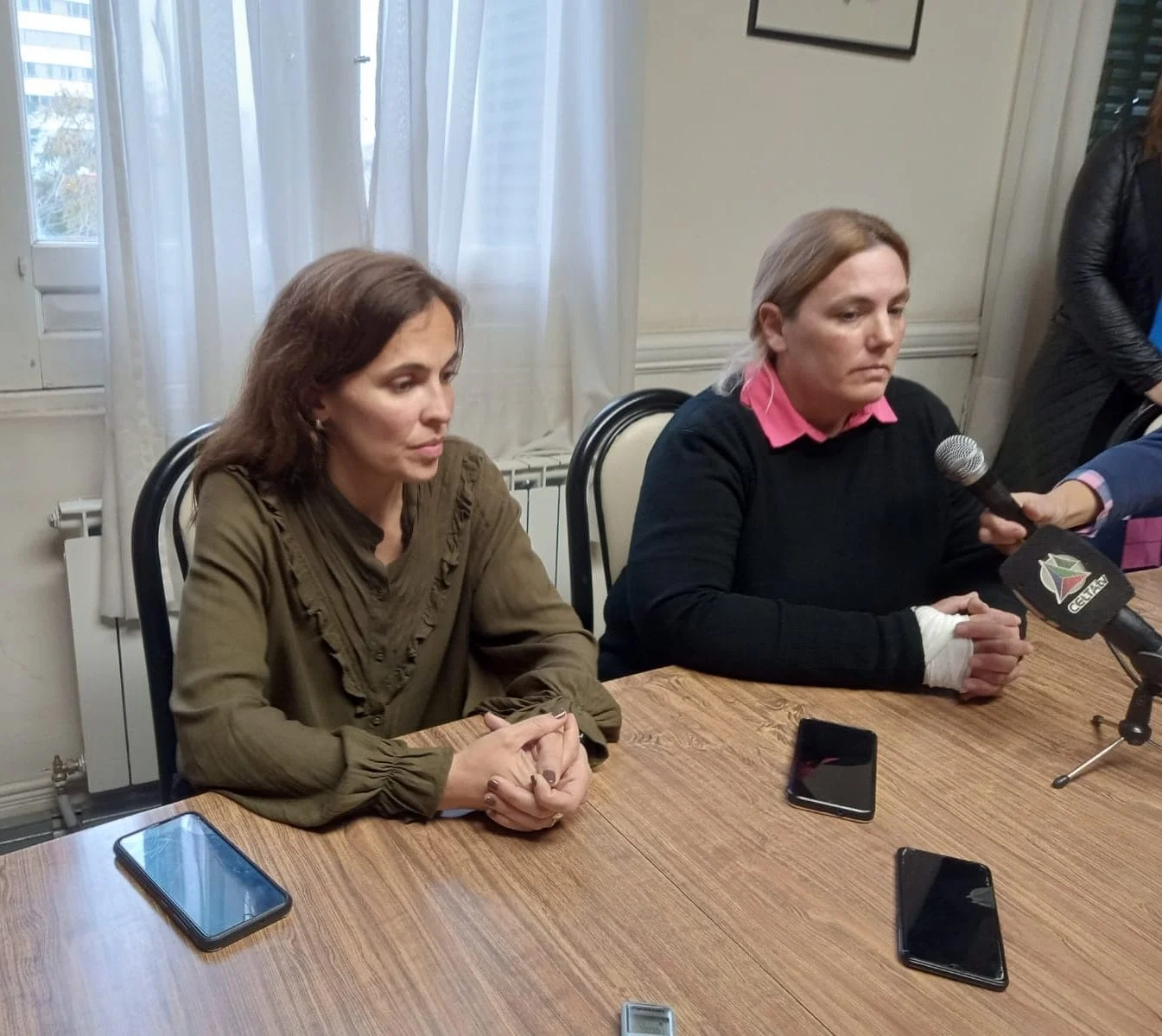 La secretaria del Concejo de Tres Arroyos, Rocío Liébana, y la presidenta del cuerpo, Mara Redivo, encabezaron una conferencia de prensa.