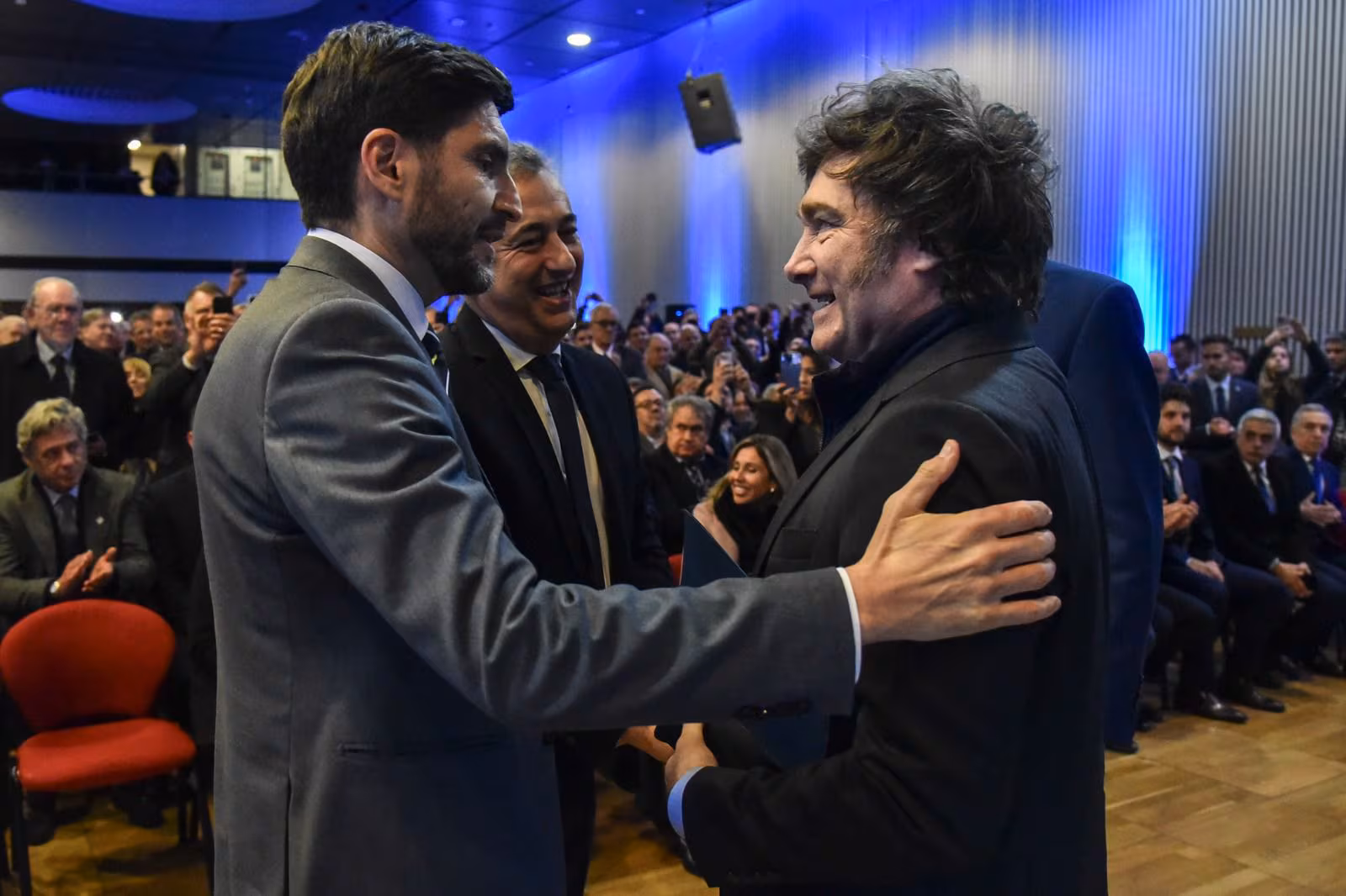 El presidente Milei junto al gobernador de Santa Fe, Maximiliano Pullaro, en el auditorio de la Bolsa de Comercio de Rosario.