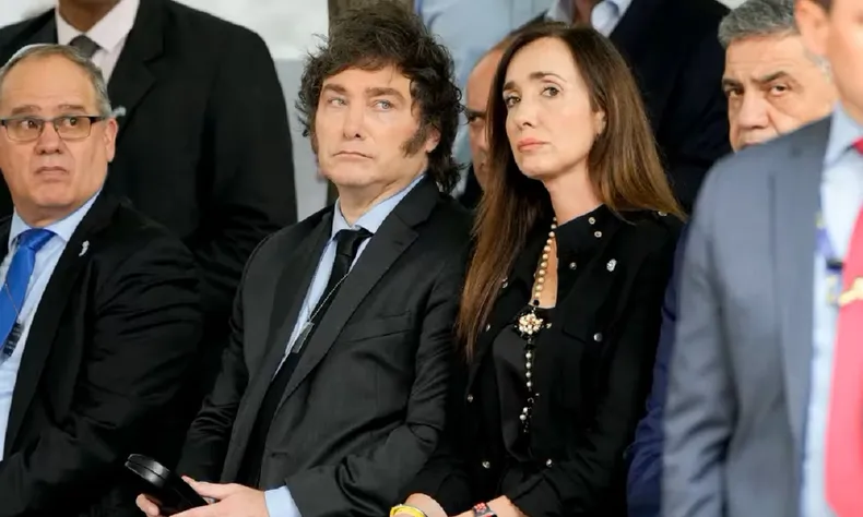 Javier Milei cruzó fuerte a los senadores tras el aumento del 6,5% en la dieta y Villarruel se despegó de la decisión en sus redes sociales.