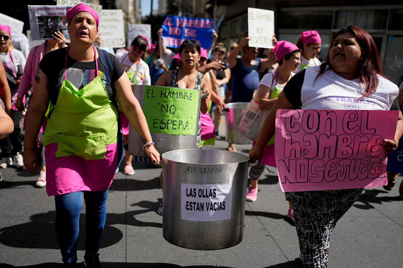 Las organizaciones sociales marchan en contra de la ministra de Capital Humano, Sandra Pettovello bajo el lema “La peor violencia es el hambre”.