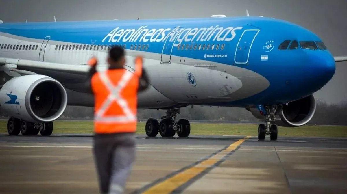 El Gobierno nacional busca derogar el DNU que obliga a los funcionarios a realizar viajes a través de Aerolíneas Argentinas.