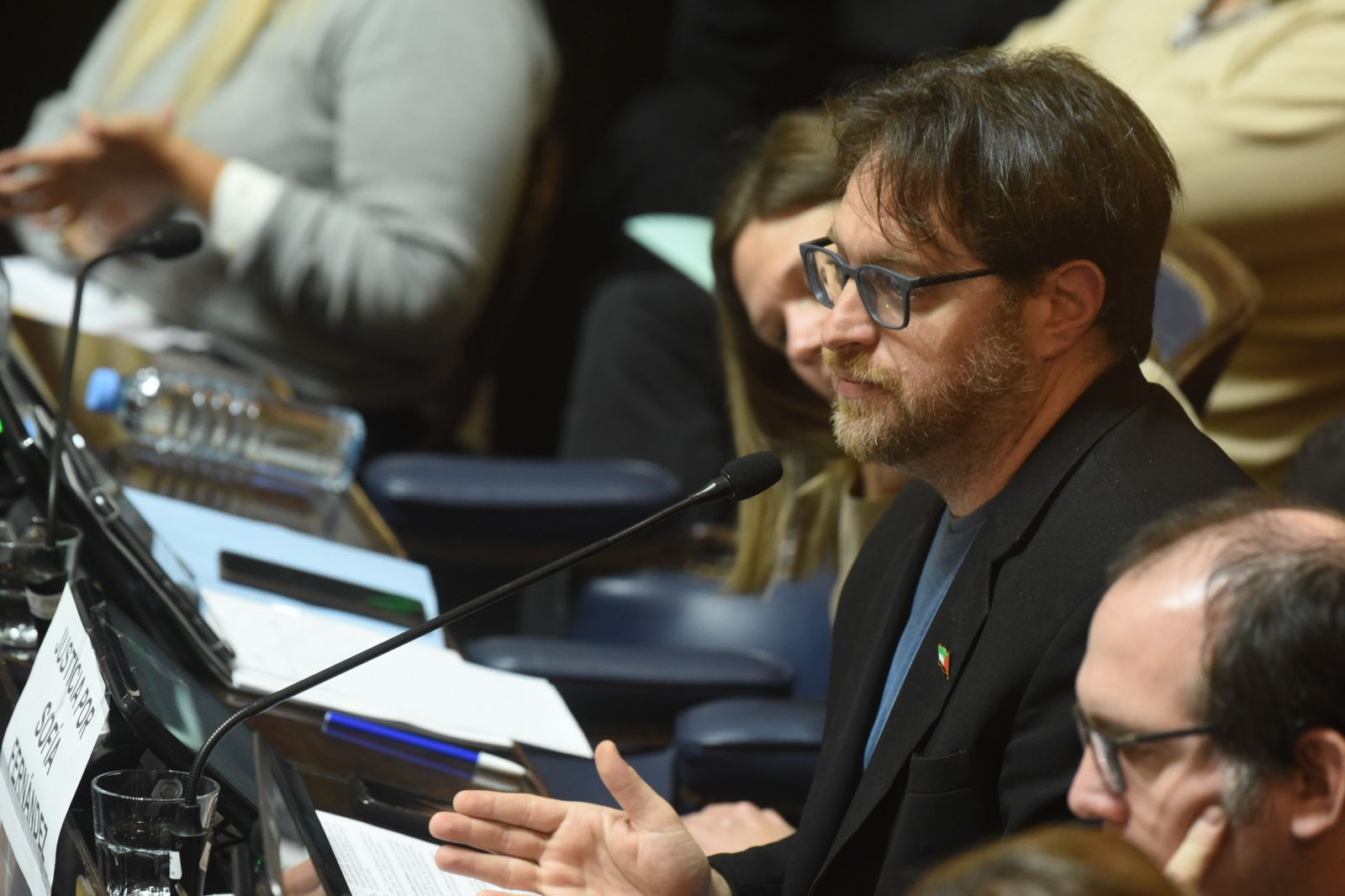El diputado de izquierda Guillermo Kane también rechazó con vehemencia la visita libertaria a genocidas. 
