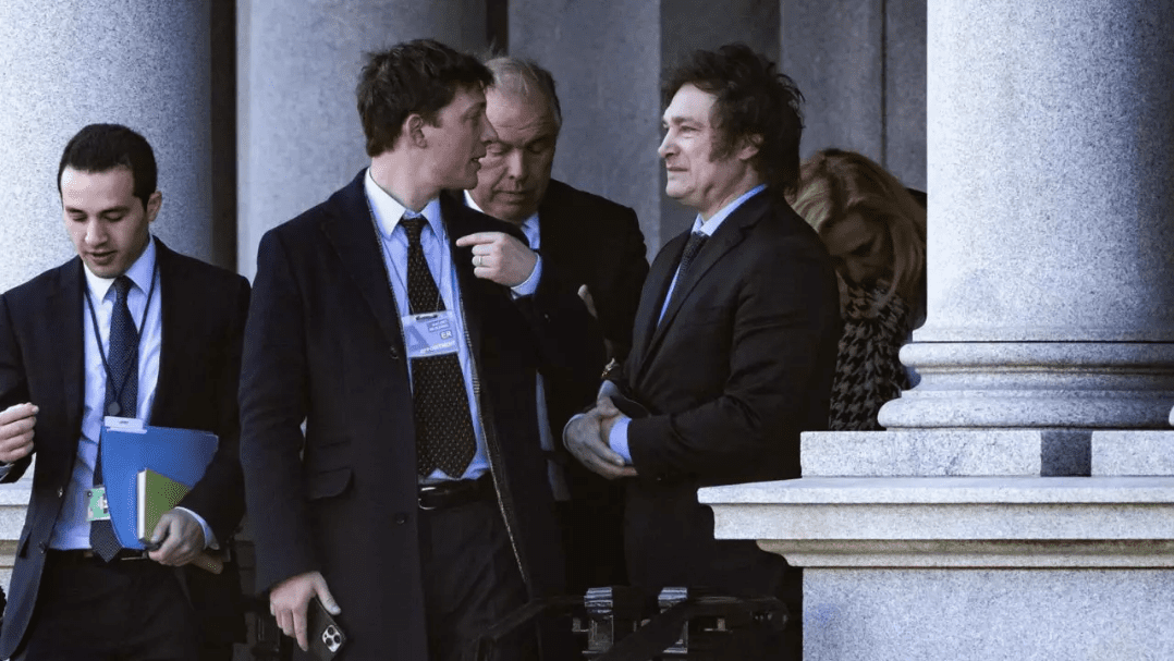 Javier Milei salió a respaldar con más fuerza a su asesor político, Santiago Caputo, le respondió a Mauricio Macri y se refirió a su relación Victoria Villarruel.
