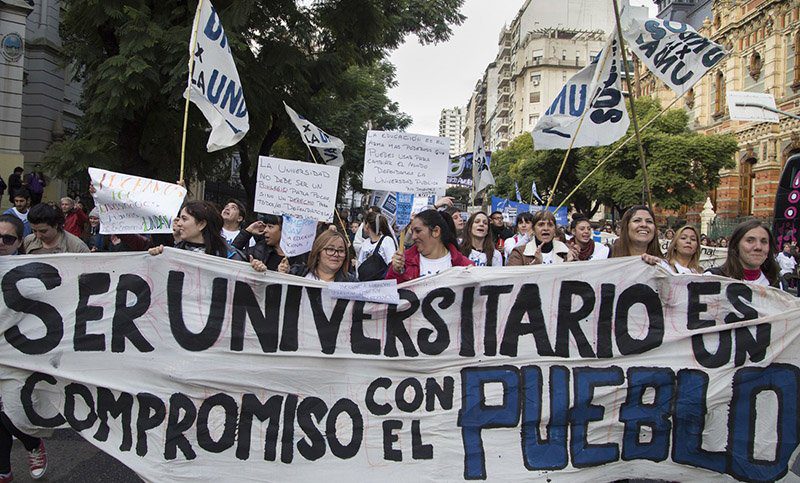 Más de 150 mil personas se movilizaron el pasado 23 de abril en la marcha federal universitaria de la que participaron becarios del Consejo Interuniversitario Nacional.