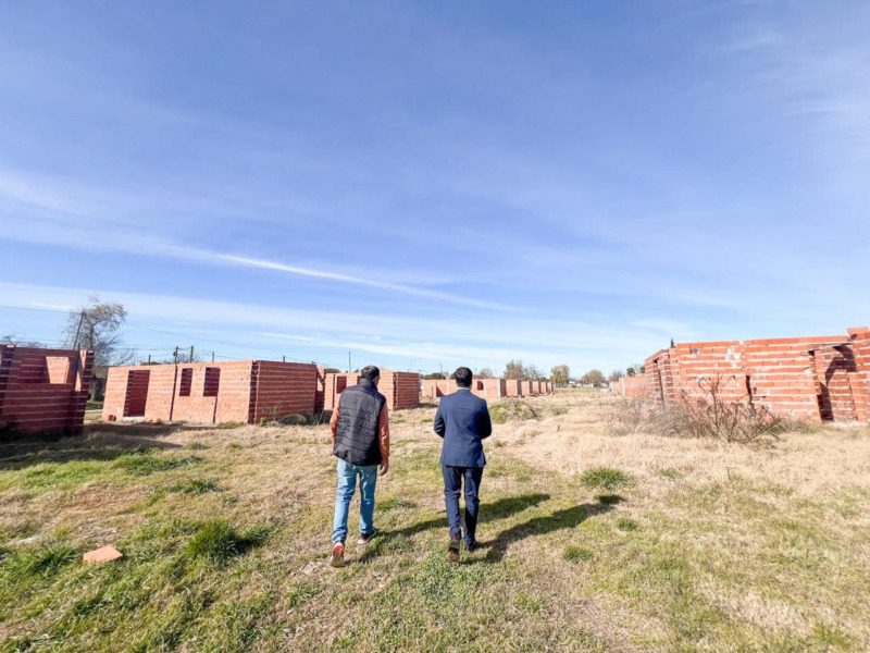 Echarren difundió algunas postales durante su recorrido en la obra que se reanudará en el Barrio Curita de Castelli.