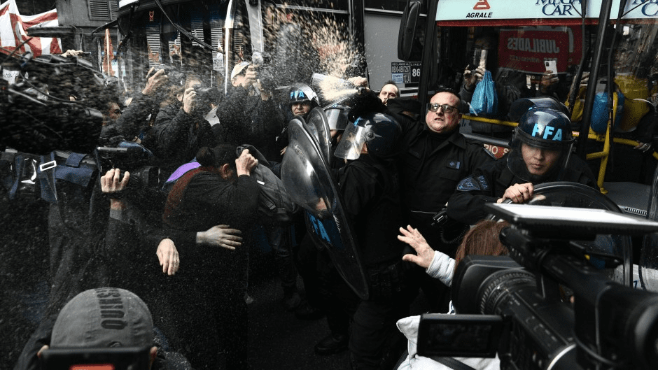 Nuevamente efectivos de seguridad reprimieron a los jubilados.