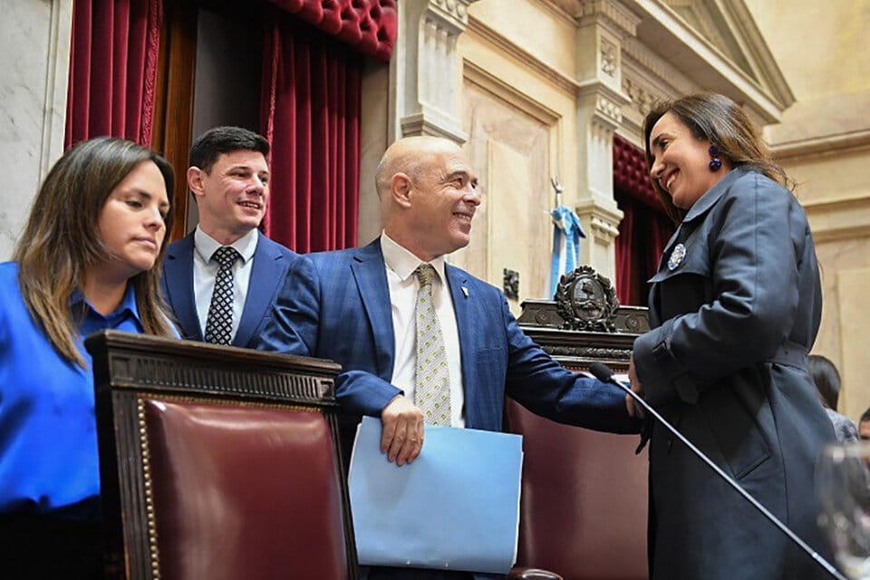 La vicepresidenta de la Nación, Victoria Villarruel, con el vicepresidente del Senado, Bartolomé Abdala.