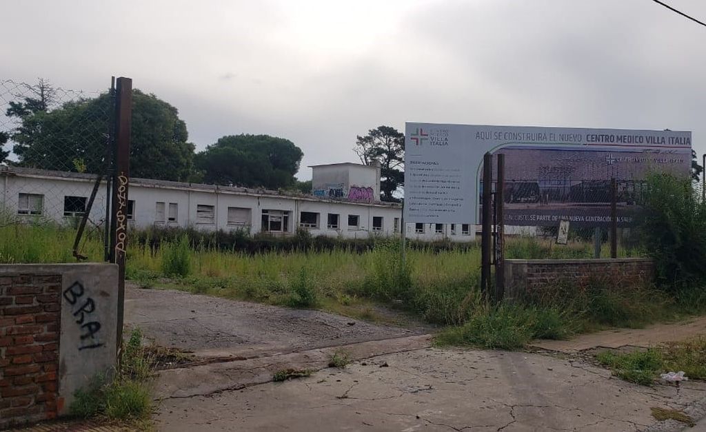 El ex Policlínico Ferroviario, nosocomio que está sin funcionar desde hace 30 años y que actualmente es un nido de ratas, escondite de ladrones y hasta la casa de varios desamparados.