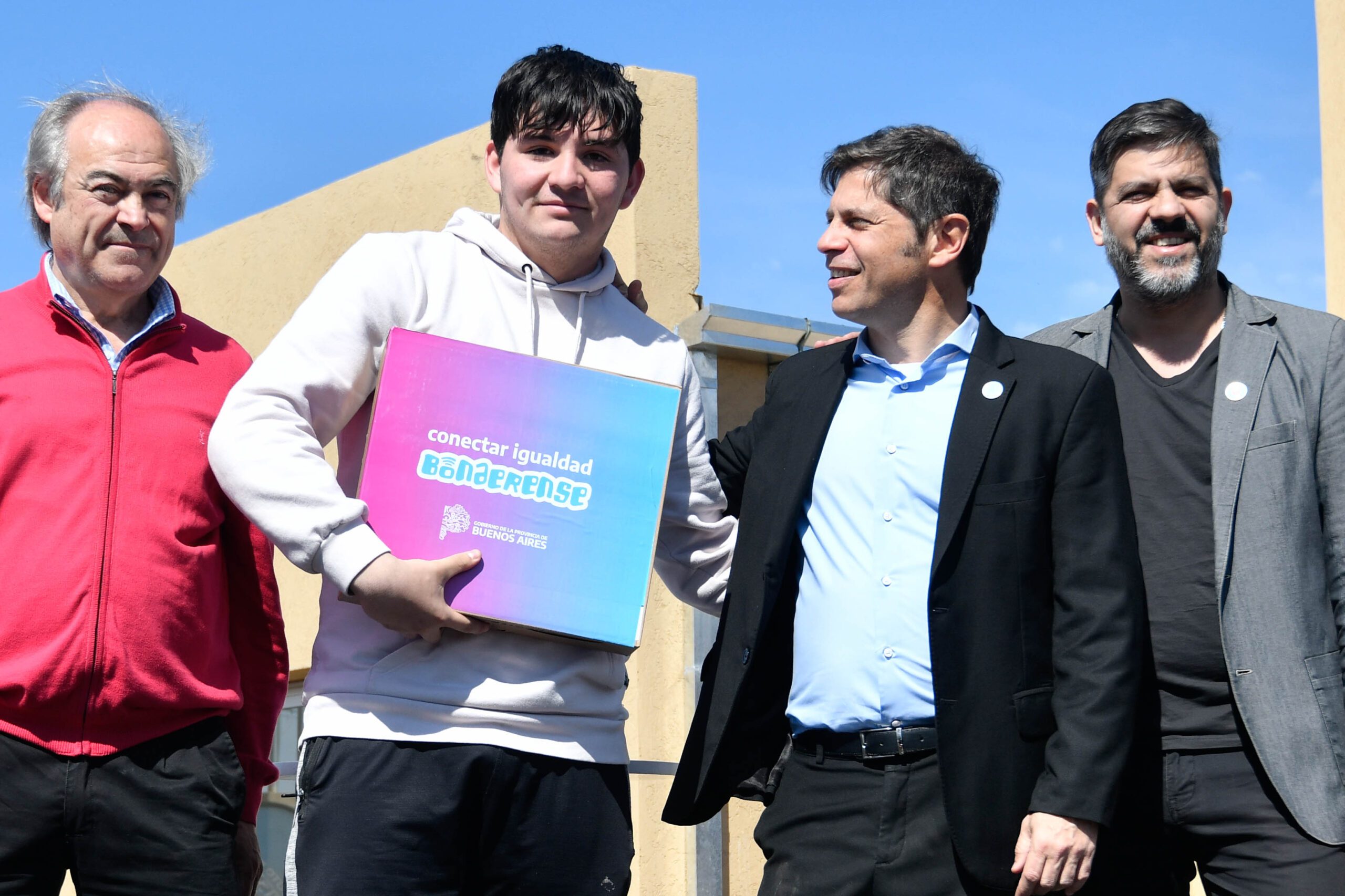 Desde Tapalqué, Kicillof entregó netbooks del Conectar Igualdad bonaerense.