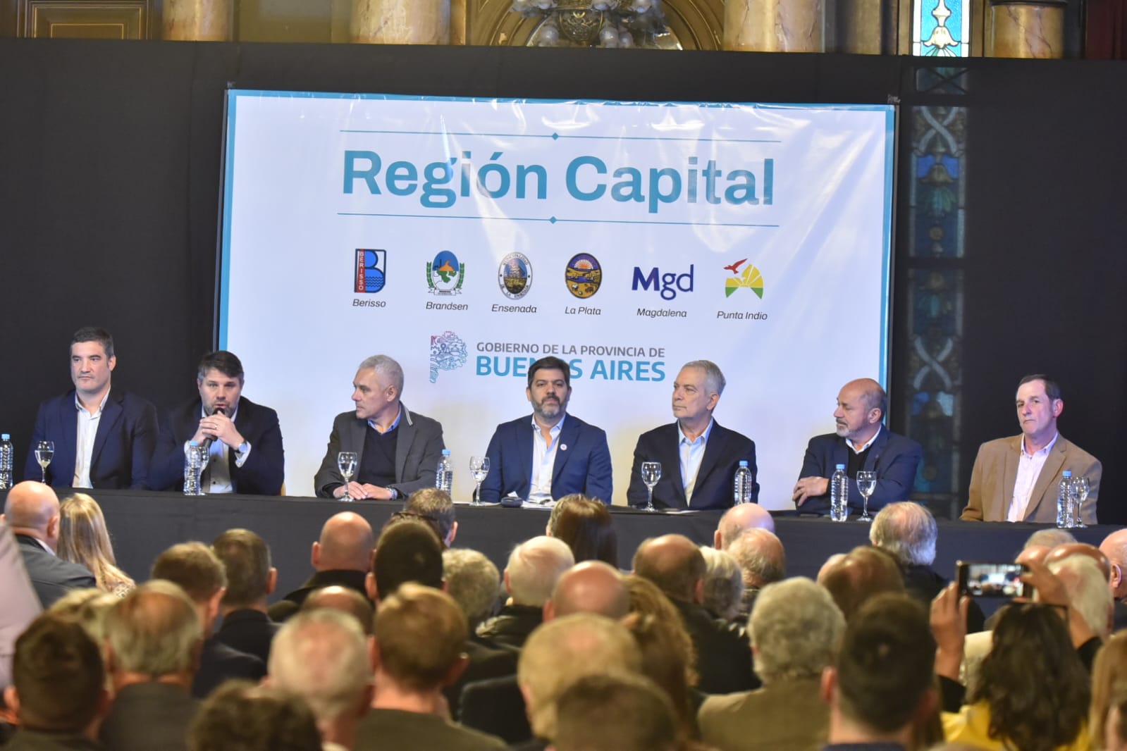 De izquierda a derecha: Fernando Raitelli (Brandsen), Lisandro Hourcade (Magdalena), Fabián Cagliardi (Berisso), Carlos Bianco (Ministro de Gobierno), Julio Alak (La Plata), Mario Secco (Ensenada), y Gustavo Barbe (Punta Indio). Todos los intendentes, estuvieron presentes en el acto por el Consorcio de Gestión de la Región Capital.