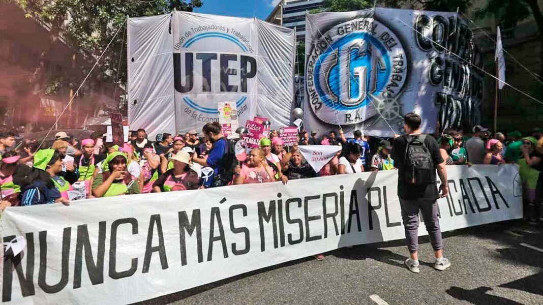 Un grupo de militantes de la UTEP se moviliza a Capital Humano para reclamarle a Pettovello más alimentos y mejores jubilaciones.