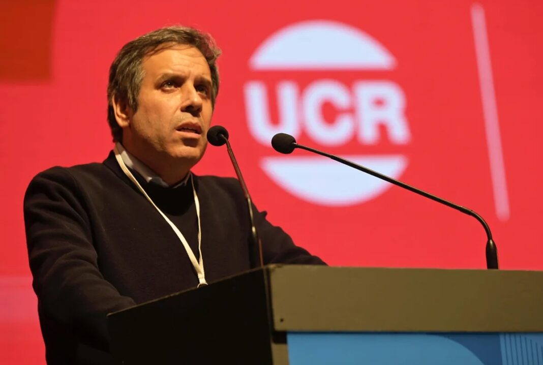 El presidente de la Convención Nacional de la UCR, Gastón Manes, salió a ratificar la suspensión de los diputados el veto a la reforma jubilatoria.