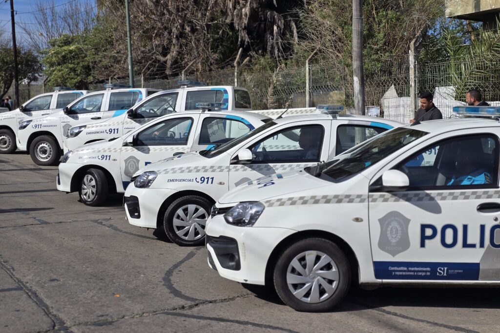 En San Isidro, Kicillof hizo entrega de ocho camionetas y ocho automóviles cero kilómetro que se utilizará la FBA para fortalecer las tareas de patrullaje.