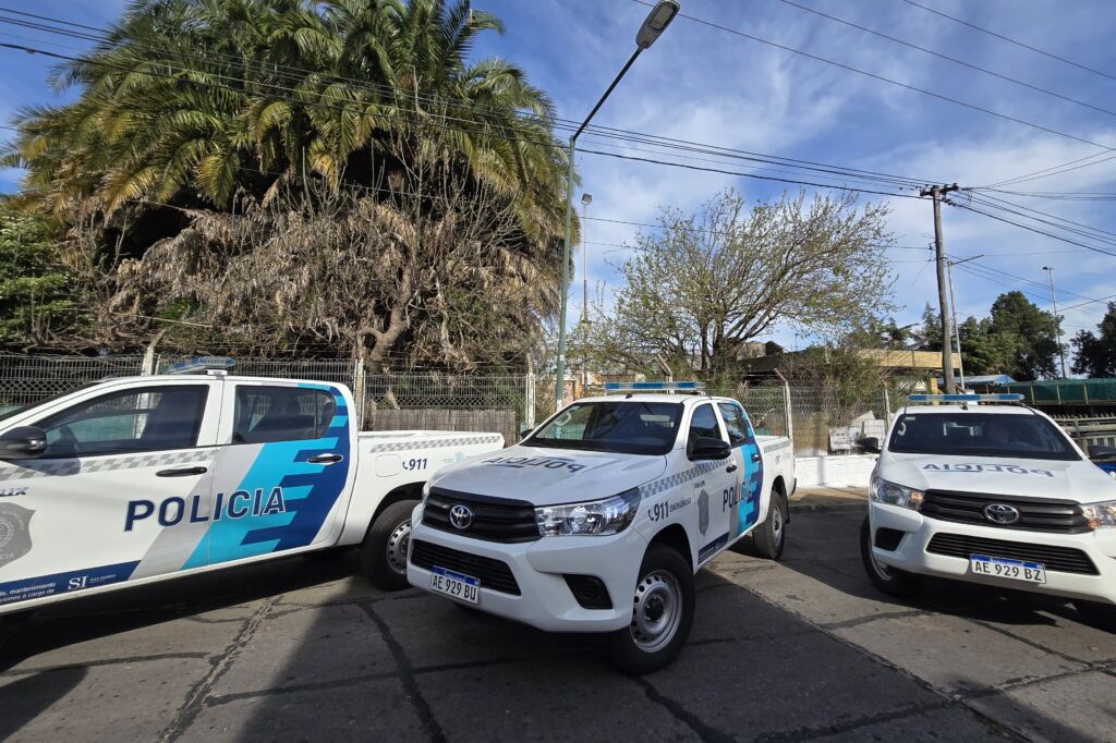 En San Isidro, Kicillof hizo entrega de ocho camionetas y ocho automóviles cero kilómetro que se utilizará la FBA para fortalecer las tareas de patrullaje.