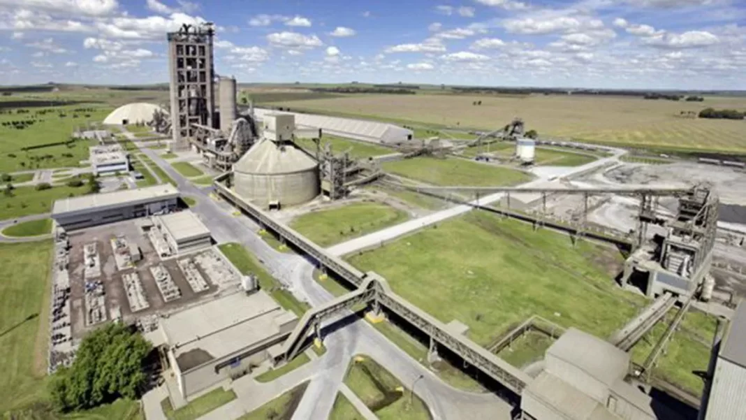 El intendente de Olavarría, Maximiliano Wesner, le vendió una calle a la empresa Loma Negra por más de USD 2 millones.