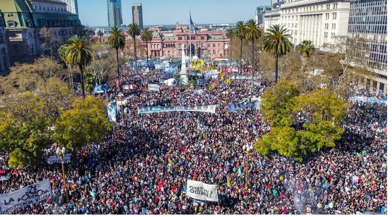 La multitudinaria marcha federal universitaria que tuvo lugar en abril en rechazó a las políticas de ajuste de Javier Milei. 
