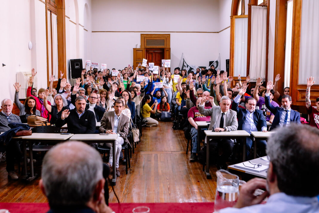 El Consejo superior de la UNLP aprobó por unanimidad la emergencia universitaria. “Desde la gestión nacional hay un destrato presupuestario, salarial y discursivo”, afirmaron.