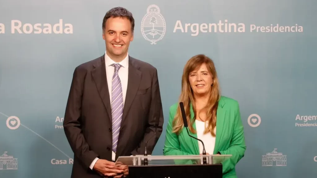 Adorni junto a la ex vocera presidencial Gabriela Cerruti.
