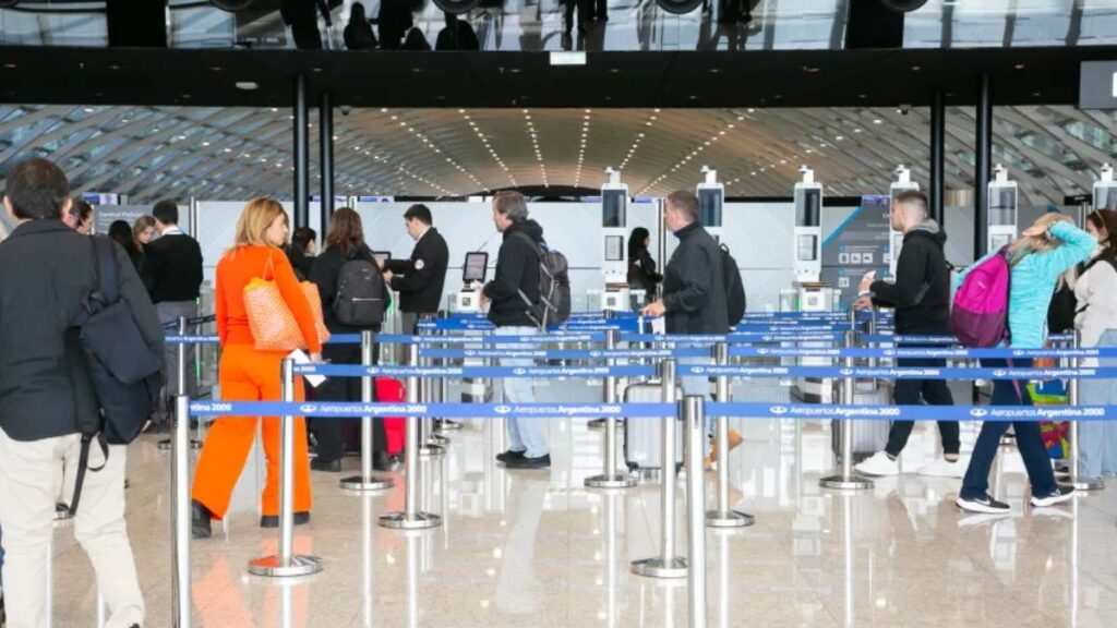 A partir de este miércoles que los viajes oficiales al exterior que realicen los funcionarios deberán ser autorizados por Guillermo Francos.