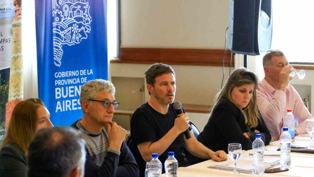 El ministro Costa, junto a la subsecretaria de Turismo Martínez y el intendente Gustavo Barrera en el COPROTUR. 