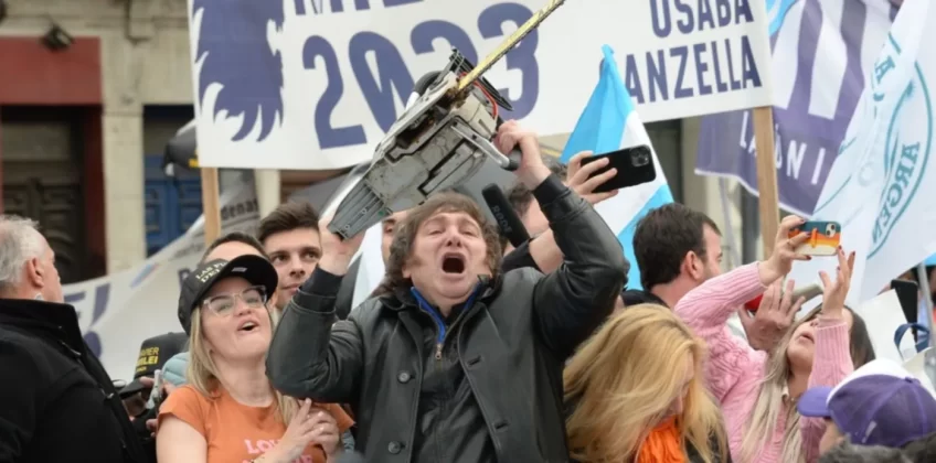 El por entonces candidato presidencial, Javier Milei, durante su gira en La Plata.
