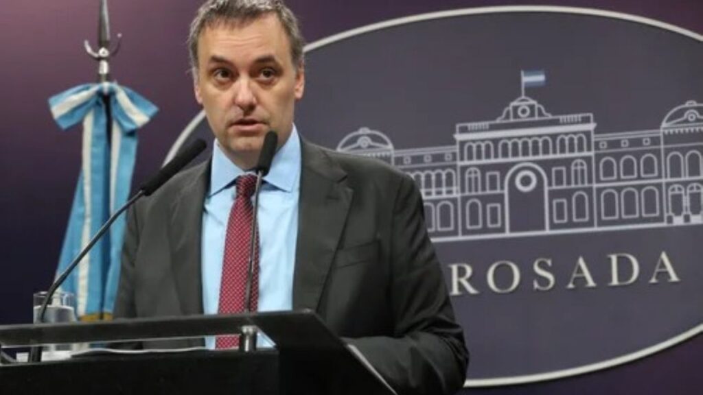 Adorni informó que el Gobierno inició conversaciones con compañías latinoamericanas para ceder las operaciones de Aerolíneas Argentinas.