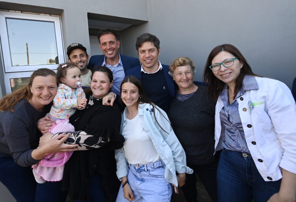 Kicillof entregó 18 viviendas en Tres Lomas.