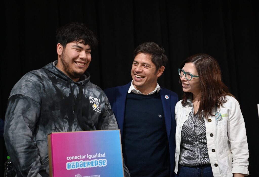 Kicillof entregó netbooks del Conectar Igualdad Bonaerense a estudiantes de dos instituciones educativas.