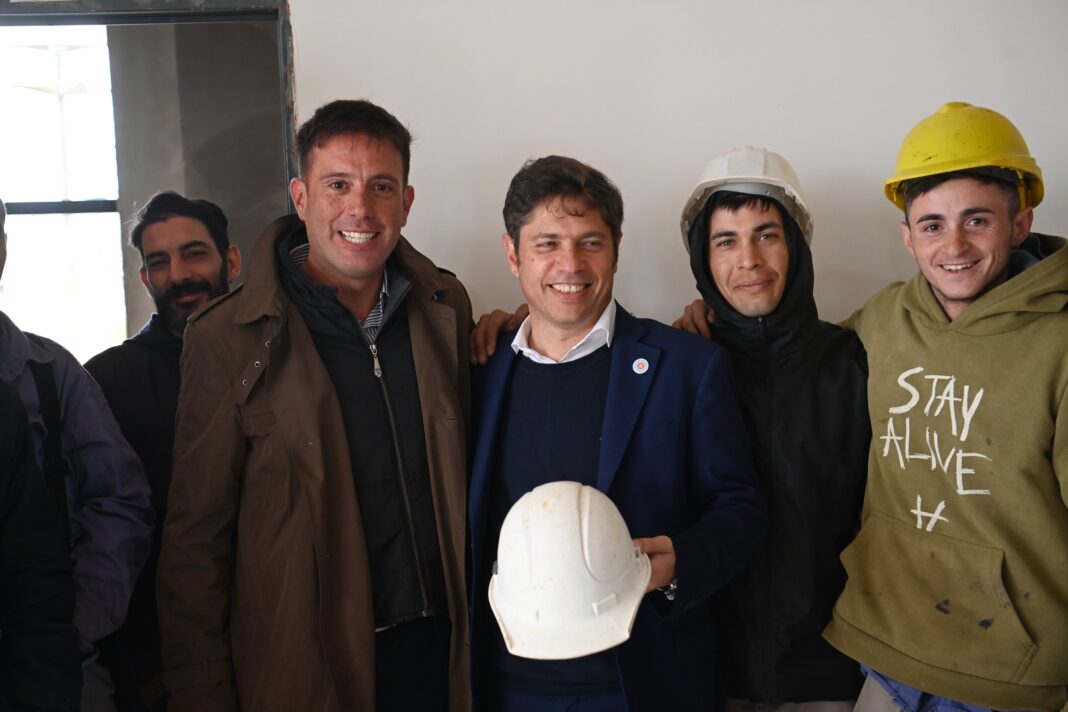 El gobernador de la provincia de Buenos Aires, Axel Kicillof, entregó viviendas en Tres Lomas y dejó varias misivas contra el presidente de la Nación, Javier Milei.