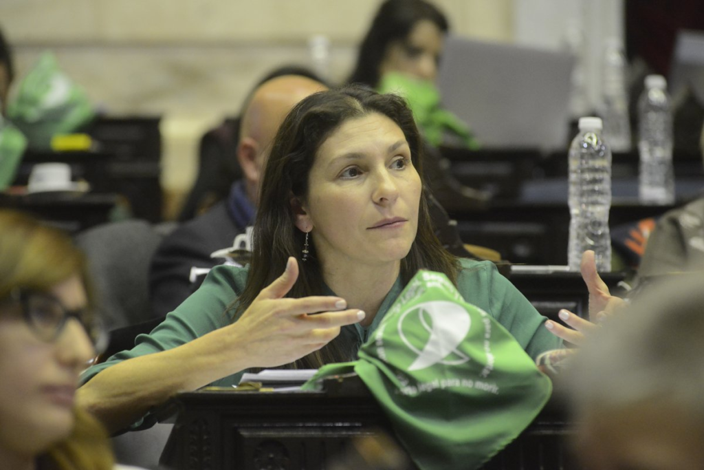 La diputada Mónica Matcha quien presentó el proyecto Ley Belén, antecedente clave para la violencia digital.