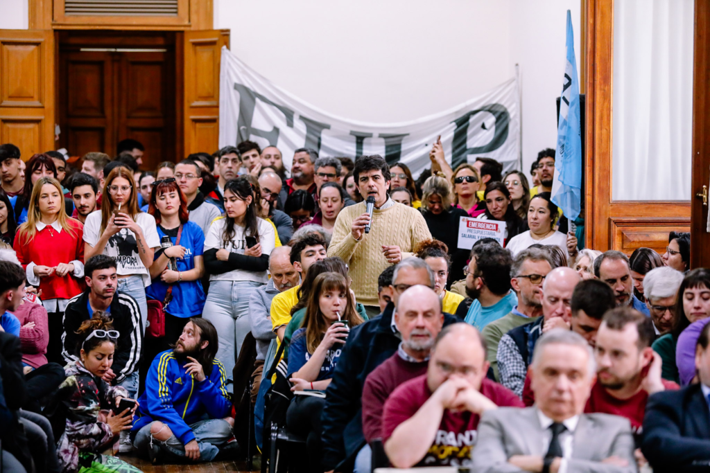 El Consejo superior de la UNLP aprobó por unanimidad la emergencia universitaria y se pliega al paro universitario.
